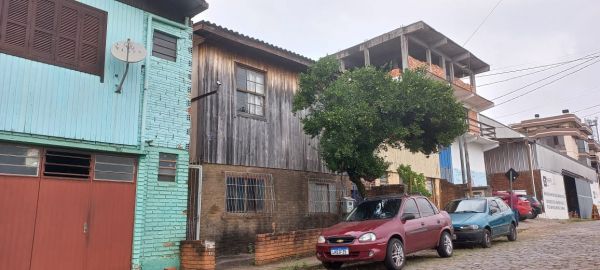 TERRENO COM ÁREA DE 88,50M², COM CONSTRUÇÃO MISTA, EM CAXIAS DO SUL/RS, localizado em Caxias Do Sul - RS, bairro Santa Catarina