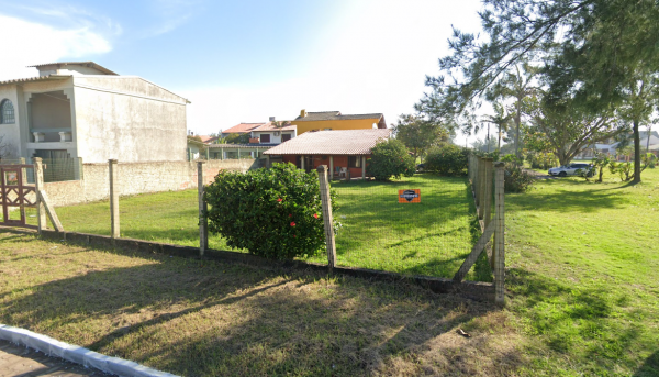 LEILÃO DE UM TERRENO URBANO, COM ÁREA DE 350,00M², COM BENFEITORIA NÃO AVERBADA NA MATRÍCULA (CASA DE ALVENARIA), SITO À PRAIA DE IMBÉ/RS, localizado em Imbé - RS