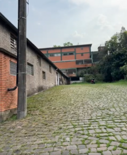 LEILÃO DE TERRENO URBANO, COM BENFEITORIAS NÃO AVERBADAS NA MATRÍCULA, COM ÁREA DE 3.660,34M², SITO NO BAIRRO PANAZZOLO, NA CIDADE DE CAXIAS DO SUL/RS, localizado em Caxias Do Sul - RS