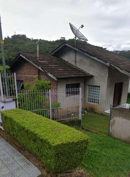 DIREITOS E AÇÕES SOBRE UMA CASA RES. DE ALVENARIA, COM ÁREA APROX. DE 120,00m², EM CAXIAS DO SUL/RS, localizado em Caxias Do Sul - RS