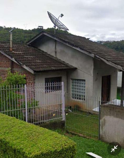 DIREITOS E AÇÕES SOBRE UMA CASA RES. DE ALVENARIA, COM ÁREA APROX. DE 120,00m², EM CAXIAS DO SUL/RS, localizado em Caxias Do Sul - RS
